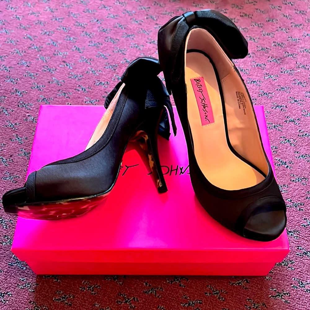 Brand new 6.5 peep toe black pumps w/ bow Betsey Johnson